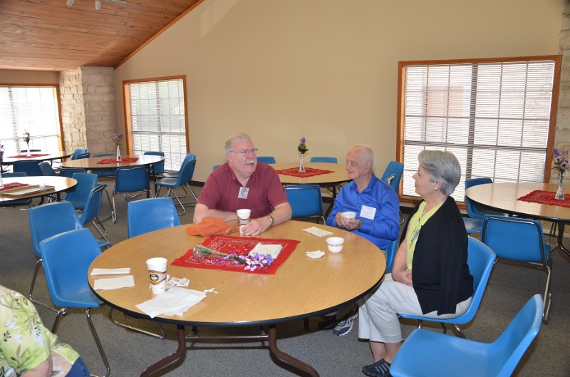 DSC_0298.JPG - There is time after breakfast on Saturday for conversations.