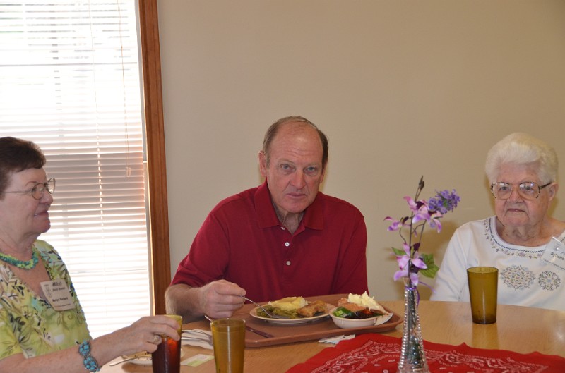 DSC_0332.JPG - Fried chicken, mashed potatoes with gravy, green beans, and a salad for lunch -- yum, yum!